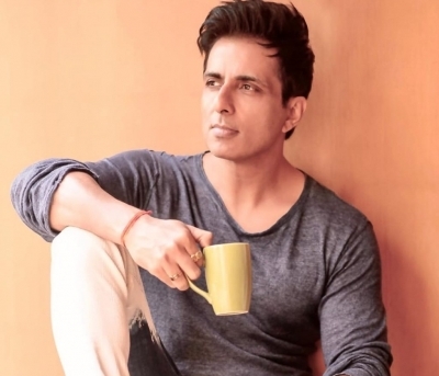 Mumbai, May 28 (IANS) Governor of Maharashtra Bhagat Singh Koshyari has praised Bollywood star Sonu Sood for extending help to stranded migrant labourers, and ensuring safe travel for them. Mumbai, May 28 (IANS) Governor of Maharashtra Bhagat Singh Koshyari has praised Bollywood star Sonu Sood for extending help to stranded migrant labourers, and ensuring safe travel for them.
