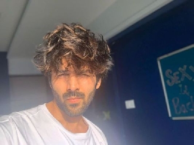 Kartik Aaryan's plea: 'Thodi tareef karo please'.