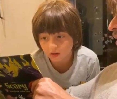 SRK celebrates son AbRam's b'day by narrating 'scary' stories to him.