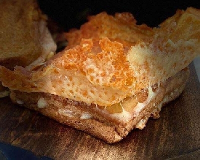 Kriti gorges on cheese sandwich by her 'kinda man' Pulkit.