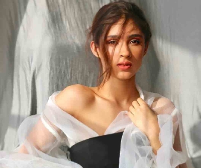 Hrithik is 'proud' of cousin Pashmina ahead of her B'wood debut.