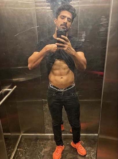 Saqib Saleem misses 'misbehaving in the elevator'.