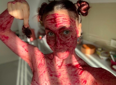 Elli AvrRam turns into 'beetroot ki dukaan'.