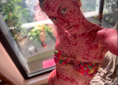 Elli AvrRam turns into 'beetroot ki dukaan'.