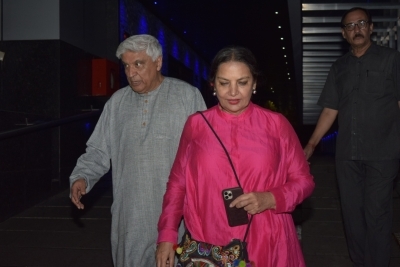Mumbai, June 14 (IANS) Veteran actress Shabana Azmi and her husband Javed Akhtar have been spending weekend at their house in Khandala. Mumbai, June 14 (IANS) Veteran actress Shabana Azmi and her husband Javed Akhtar have been spending weekend at their house in Khandala.