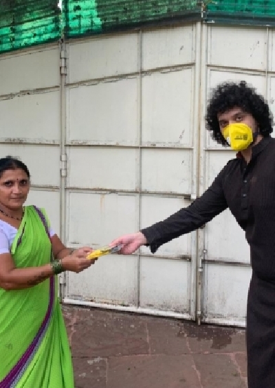 COVID-19: Namashi Chakraborty, Amrin distribute masks.