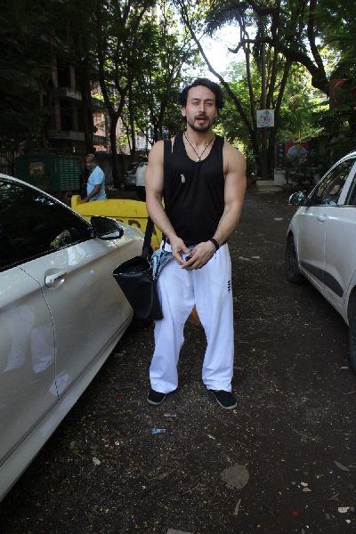 Mumbai: Actor Tiger Shroff seen at a dubbing studio in Mumbai's Juhu on June 24, 2020. (Photo: IANS)