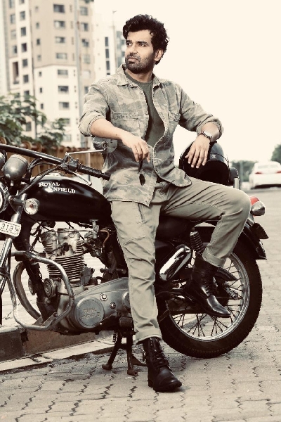 Delhi Deputy Commissioner Abhishek Singh unites IIT and IIM students to help migrant workers get work again, popular actor John Abraham offers to volunteer!