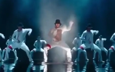 Tiger pays tribute to Michael Jackson with 'Munna Micheal' numbers.