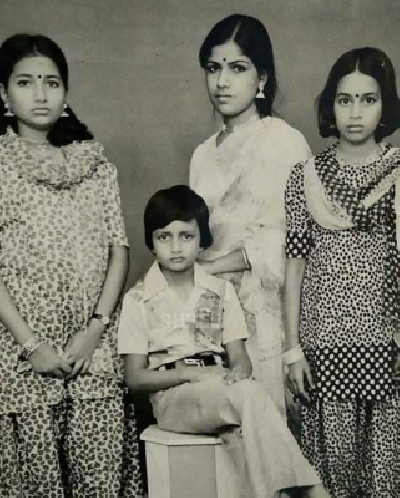 Kiccha Sudeep misses days of vintage family pictures amidst selfies. Kiccha Sudeep misses days of vintage family pictures amidst selfies.