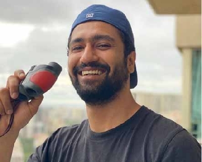 Vicky Kaushal looks through binocular for his 'peeps beyond 2 kms'.