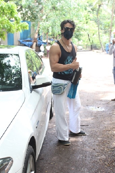 Mumbai: Actor Tiger Shroff seen at a dubbing studio in Mumbai's Juhu on July 1, 2020. (Photo: IANS)
