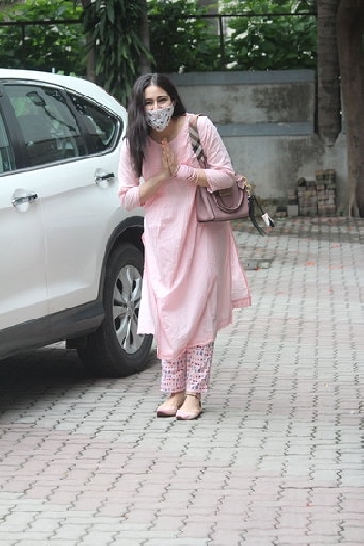 Mumbai: Actress Sara Ali Khan seen at filmmaker Anand L Rai's office in Mumbai's Andheri on June 30, 2020. (Photo: IANS)