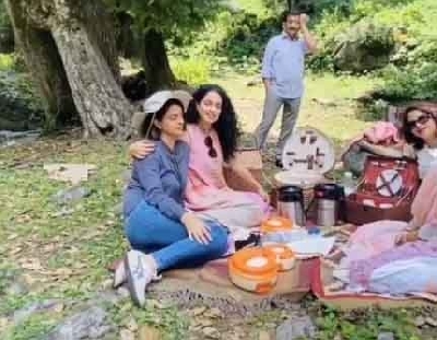 Kangana Ranaut picnics with family in Manali.