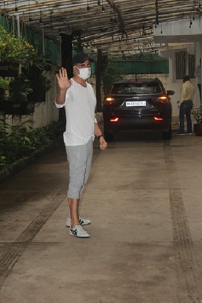 Mumbai: Actor Akshay Kumar seen at an editing studio in Mumbai's Juhu on July 8, 2020. (Photo: IANS)
