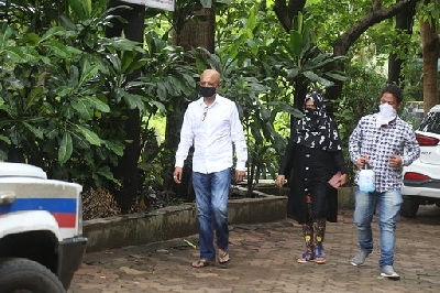 Mumbai: Actor Naved Jaffrey at the burial of his father Jagdeep, in Mumbai on July 9, 2020. (Photo: IANS)
