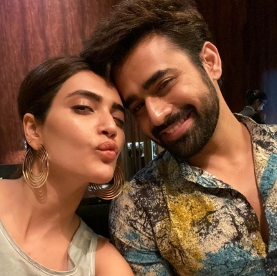 Telly stars shower Pearl V. Puri with b Telly stars shower Pearl V. Puri with b