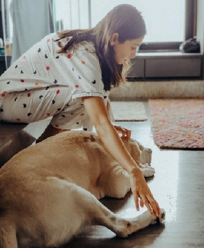 Anushka Sharma highlights the importance of oil pulling for dental hygiene. Anushka Sharma highlights the importance of oil pulling for dental hygiene.