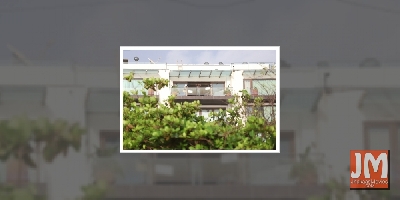 SRK's bungalow Mannat covered with plastic due to monsoon, pic goes viral