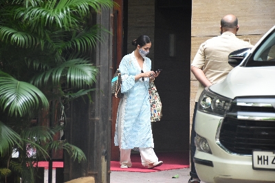 Mumbai: Actress Malaika Arora seen at Amrita Arora's house in Mumbai's Bandra on July 25, 2020. (Photo: IANS)