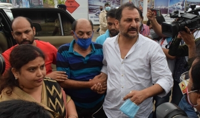 Mumbai, July 29 (IANS) Mumbai Police allegedly put pressure on the family of late Bollywood actor Sushant Singh Rajput to mention names of a few big film production houses during their investigation into his death, claims the lawyer representing the family of the deceased. Mumbai, July 29 (IANS) Mumbai Police allegedly put pressure on the family of late Bollywood actor Sushant Singh Rajput to mention names of a few big film production houses during their investigation into his death, claims the lawyer representing the family of the deceased.