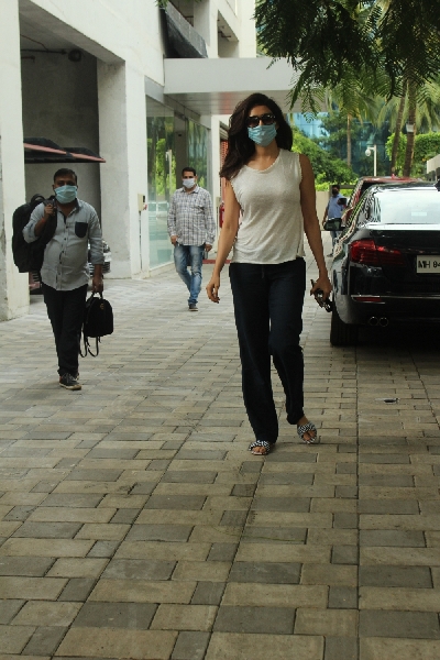 Mumbai: Actress Karishma Tanna seen at Tseries office in Mumbai;s Andheri on July 31, 2020. (Photo: IANS)
