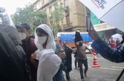 Mumbai: Bollywood actor Rhea Chakraborty accompanied by her brother Showik arrives to appear before the Enforcement Directorate for questioning in a money laundering probe vis-a-vis the Sushant Singh Rajput case, in Mumbai on Aug 7, 2020. (Photo: IANS)