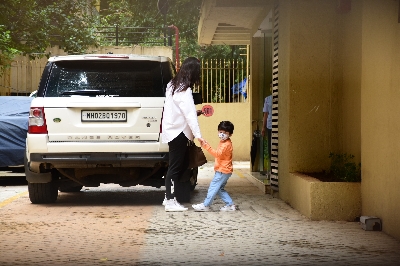 Mumbai: Actress Kareena Kapoor Khan seen with her son Taimur Ali Khan at Mumbai's Bandra on Aug 10, 2020. (Photo: IANS)
