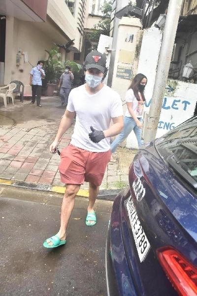 Mumbai: Actor Varun Dhawan and his girlfriend Natasha Dalal seen at Bandra in Mumbai on Aug 11, 2020. (Photo: IANS)