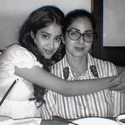 Janhvi posts pic with mother Sridevi: I love you mumma.