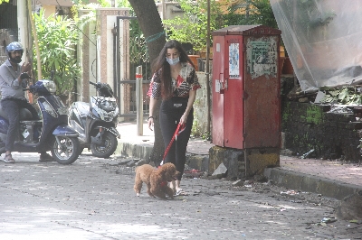 Mumbai: Actress Giorgia Andriani seen at Bandra in Mumbai on Aug 25, 2020. (Photo: IANS)