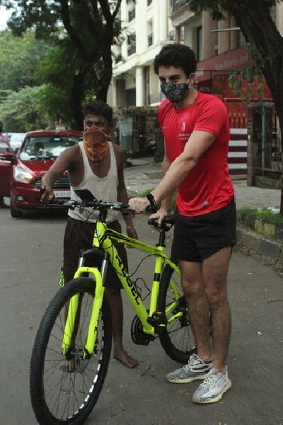 Mumbai: Actor Saif Ali Khan's son Ibrahim Ali Khan seen cycling at Juhu in Mumbai on Aug 27, 2020. (Photo: IANS)