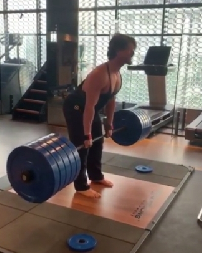 Tiger Shroff does deadlifts with 220 kilos of weight. Tiger Shroff does deadlifts with 220 kilos of weight.