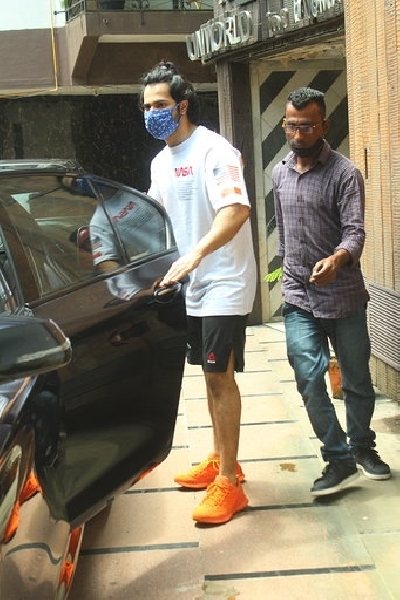 Mumbai: Actor Varun Dhawan seen at Juhu in Mumbai on Sep 1, 2020. (Photo: IANS)