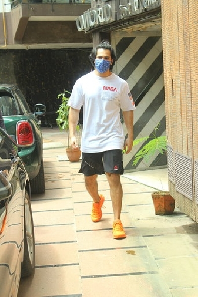Mumbai: Actor Varun Dhawan seen at Juhu in Mumbai on Sep 1, 2020. (Photo: IANS)