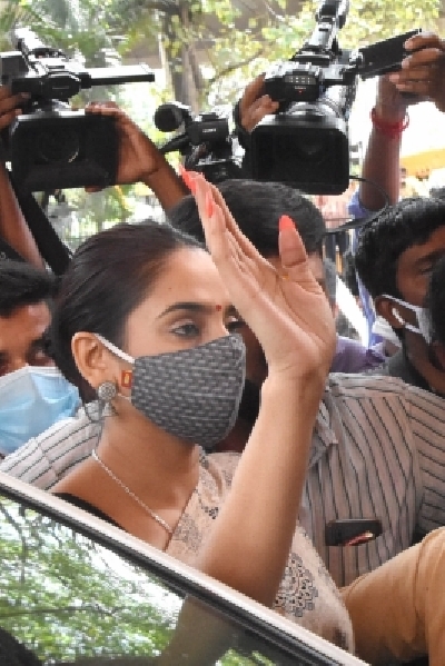 Bengaluru: Actress Ragini Dwivedi arrives to appear before the Central Crime Branch (CCB) in connection with a probe into the alleged drug links in the Kannada film industry, in Bengaluru on Sep 4, 2020. The CCB questioned the actress about the alleged drug links in the Kannada film industry and if she too was an addict, a police official said on Friday. Ragini, 30, drove to the CCB office following a summons hours after its sleuths searched her posh flat in the city Bengaluru: Actress Ragini Dwivedi arrives to appear before the Central Crime Branch (CCB) in connection with a probe into the alleged drug links in the Kannada film industry, in Bengaluru on Sep 4, 2020. The CCB questioned the actress about the alleged drug links in the Kannada film industry and if she too was an addict, a police official said on Friday. Ragini, 30, drove to the CCB office following a summons hours after its sleuths searched her posh flat in the city