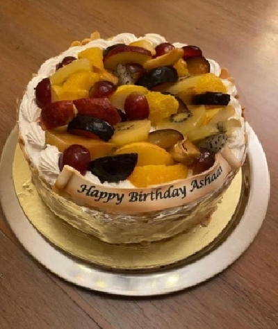 Asha Bhosle celebrates 87th birthday with family. Asha Bhosle celebrates 87th birthday with family.
