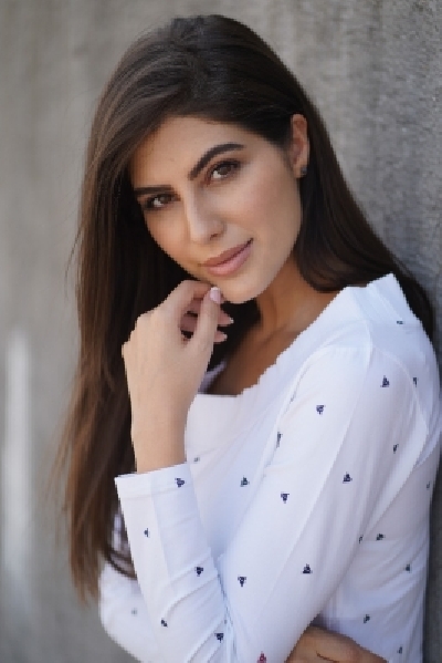 Elnaaz Norouzi home quarantines on return to Mumbai from Germany Elnaaz Norouzi home quarantines on return to Mumbai from Germany