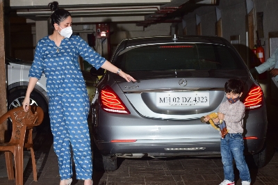 Mumbai: Actress Kareena Kapoor Khan spotted with her son Taimur, in Mumbai's Bandra on September 13, 2020. (Photo: IANS)