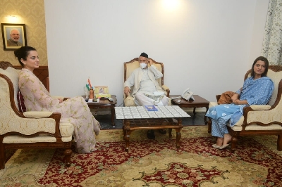 Bollywood actress Kangana Ranaut & her sisiter met Maharashtra Governor Bhagat Singh Koshyari at Raj Bhavan, here on Sunday afternoon.