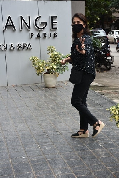 Mumbai: Actress Neetu Kapoor seen at Bandra in Mumbai on Sep 14, 2020. (Photo: IANS)