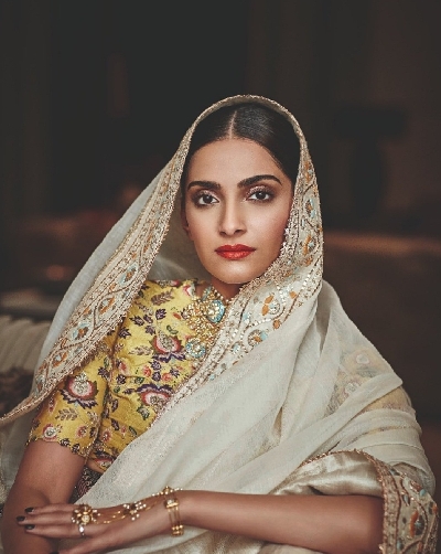 B-Town backs Jaya Bachchan after her Parliament speech alleging B'wood being defamed.