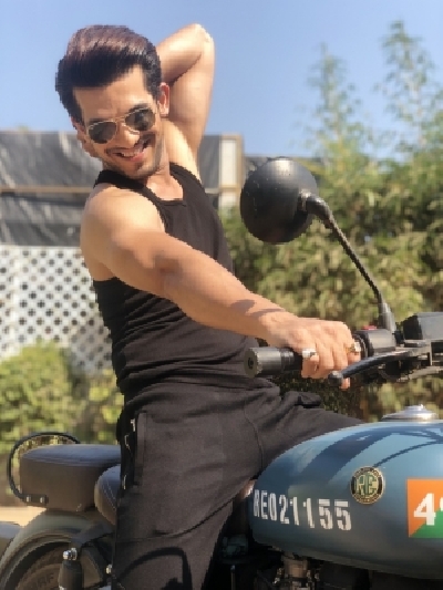 TV actor Arjun Bijlani returns in a music video with 