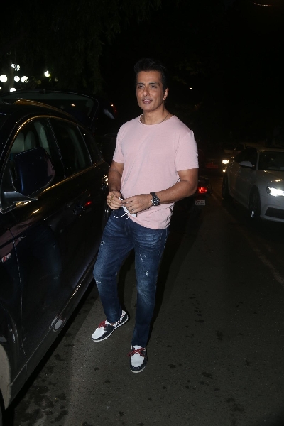 Mumbai: Actor Sonu Sood seen at a Bandra studio in Mumbai on Sep 18, 2020. (Photo: IANS)