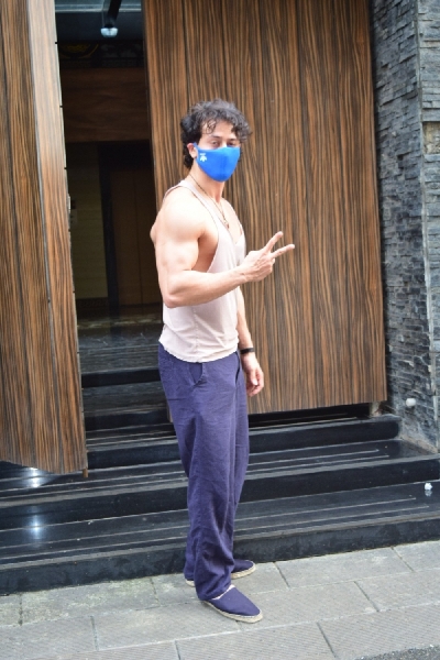 Mumbai: Actor Tiger Shroff seen in Mumbai's Bandra on September 20, 2020. (Photo: IANS)