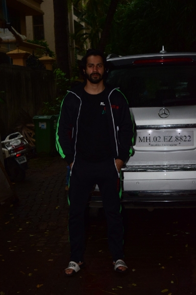 Mumbai: Actor Varun Dhawan seen at Juhu in Mumbai on Sep 21, 2020. (Photo: IANS)