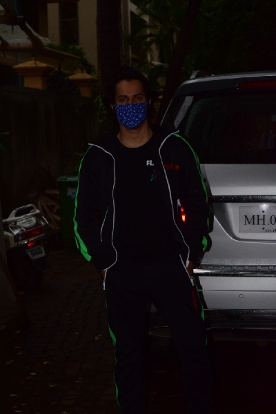 Mumbai: Actor Varun Dhawan seen at Juhu in Mumbai on Sep 21, 2020. (Photo: IANS)
