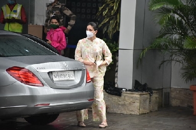 Mumbai: Actress Kareena Kapoor Khan leaves for Delhi for the shooting of her upcoming film "Lal Singh Chaddha" from Chhatrapati Shivaji Maharaj International Airport in Mumbai on Sep 23, 2020. (Photo: IANS)