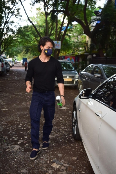 Mumbai: Tiger Shroff seen at dubbing studio in Mumbai's Juhu on September 26, 2020. (Photo: IANS)