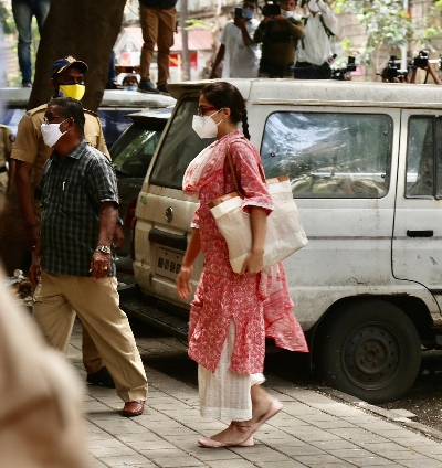 Mumbai: Sara Ali Khan arrives at NCB Office in Mumbai on September 26, 2020. (Photo: IANS)